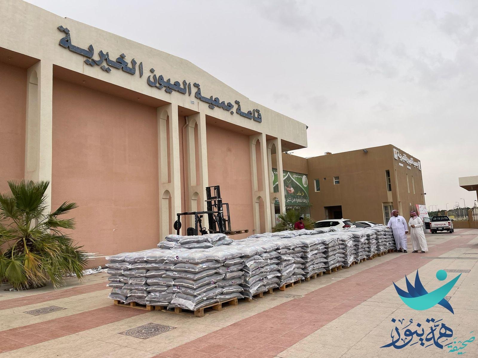 العيون الخيرية تقدم حزمة من المساعدات المالية والعينية لمستفيديها بمبلغ يتخطى المليون ريال في رمضان