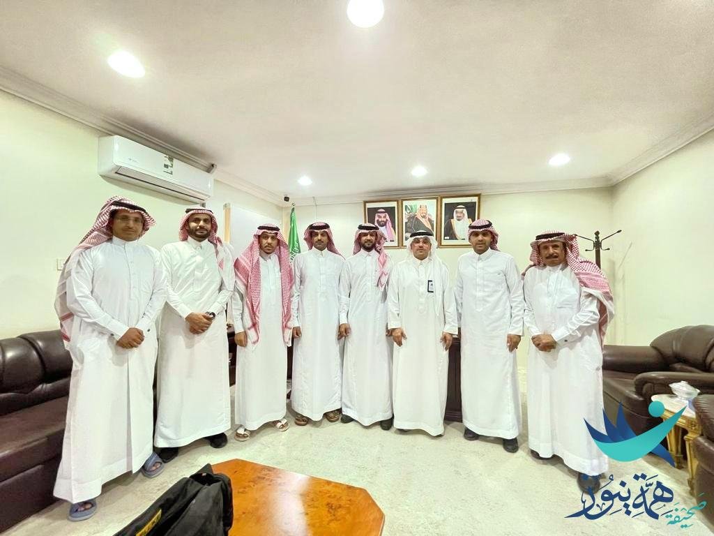 مجلس إدارة نادي العيون الجديدة بمدينة العيون بمحافظة الأحساء في زيارة لرئيس مركز مدينة العيون