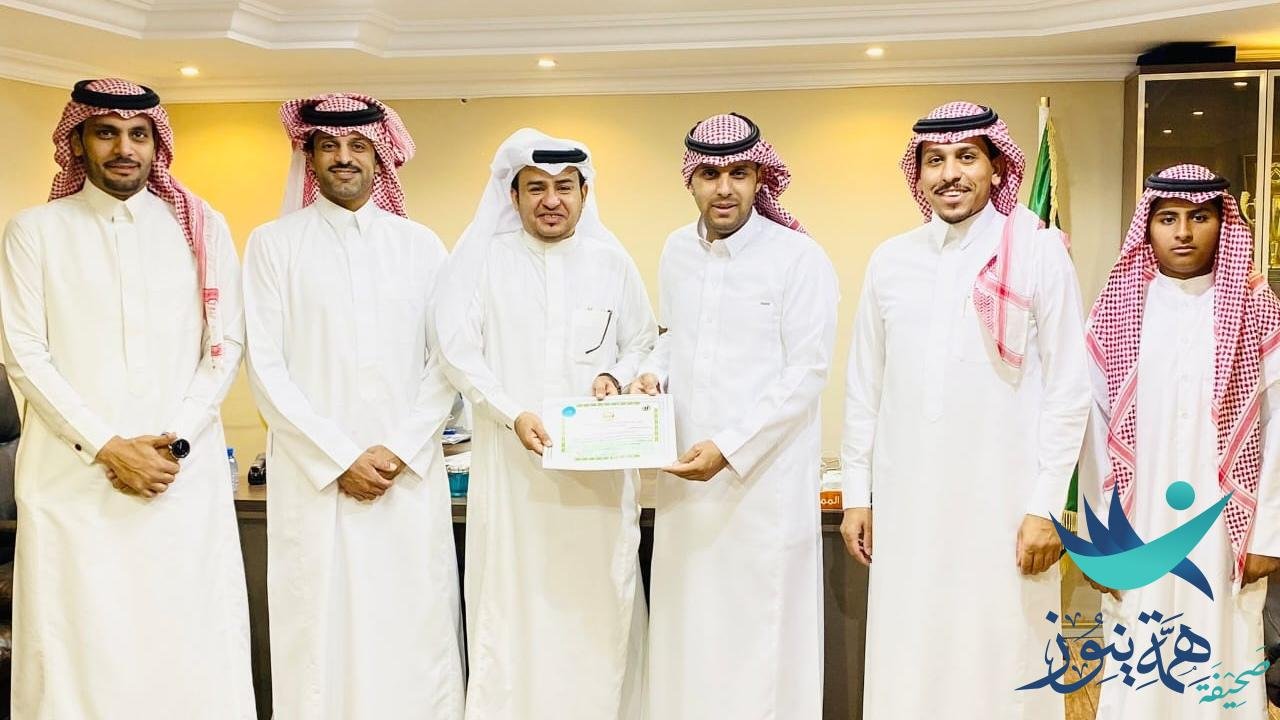 عمدة مدينة العيون الأستاذ حمد الحربي يزور نادي العيون ويقدم التهنئة للإدارة الجديدة