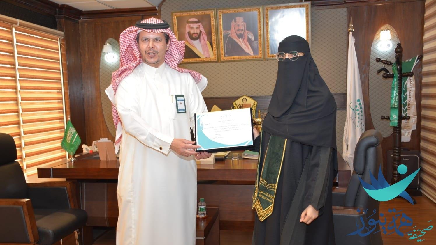 نيابة عن وزير التعليممدير تعليم الأحساء يكرم الطالبة الفائزة ببرونزية المعرض الدولي للاختراعات