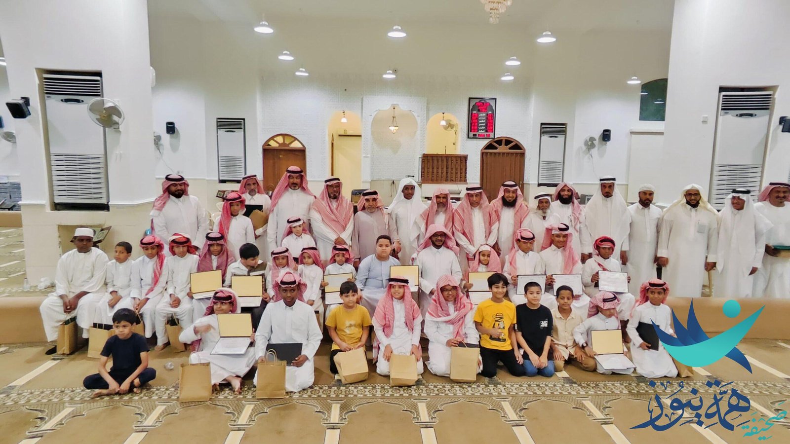 تكريم طلاب حلقة عمار بن ياسر رضي الله عنه حفظة بعض أجزاء من كتاب الله الكريم في جامع سيدنا عمر بن الخطاب رضي الله بمدينةالعيون بالأحساء