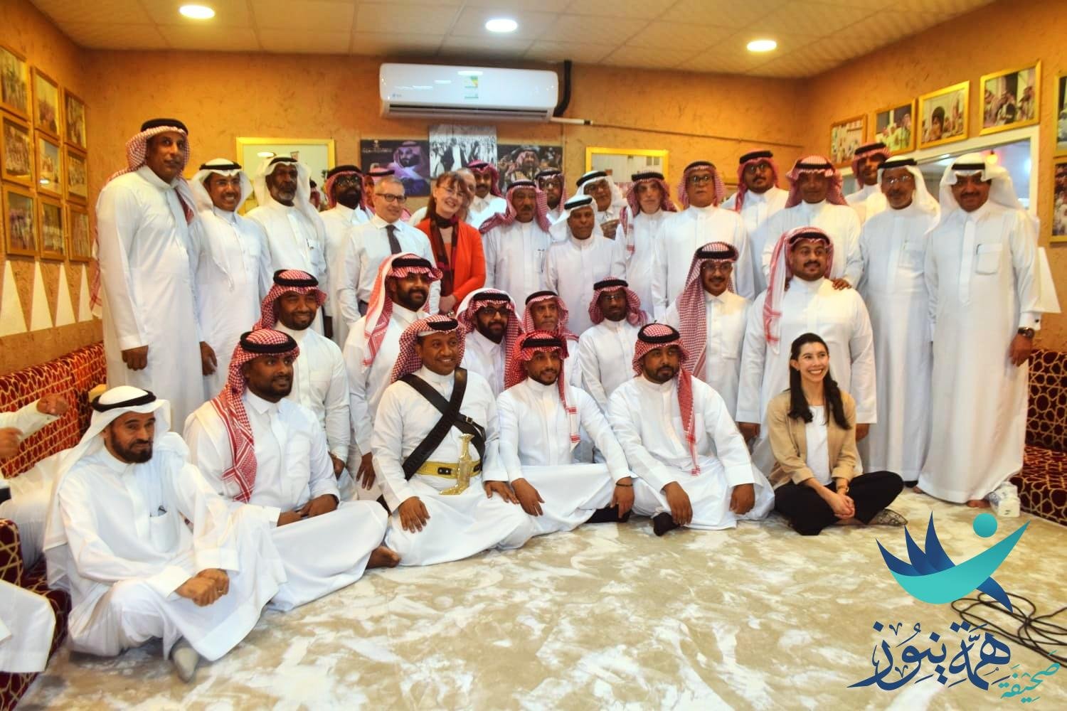 بتنسيق من جمعية الثقافة والفنون بالأحساءنائب سفيرالولايات المتحدةالأمريكية لدى المملكةبرفقة القنصل الأمريكي بزيارةلفرقةسيالة للفنون الشعبيةفي مدينة الطرف