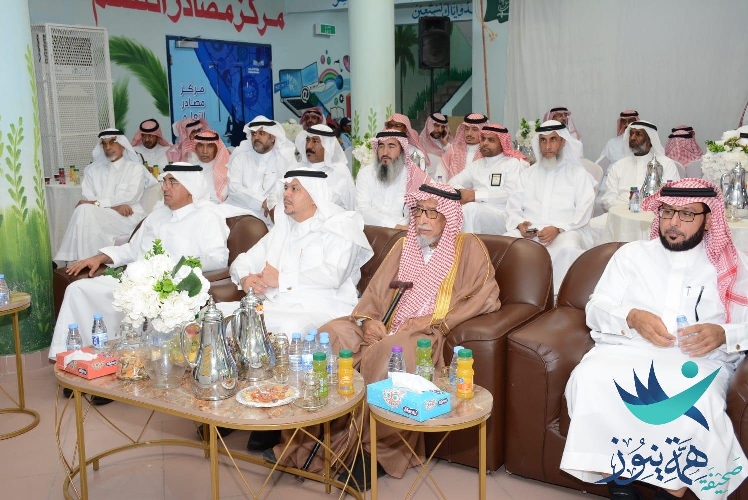 مدير تعليم الأحساء يدشن معرض الوثائق التعليمية في ابتدائية ابن المقرب بمدينة العيون.